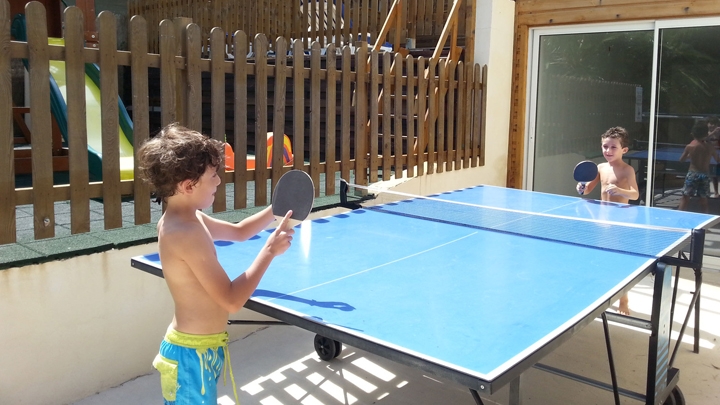 Table de ping-pong disponible au parc résidentiel de loisirs Les Hauts de Baldy au Cap d'Agde