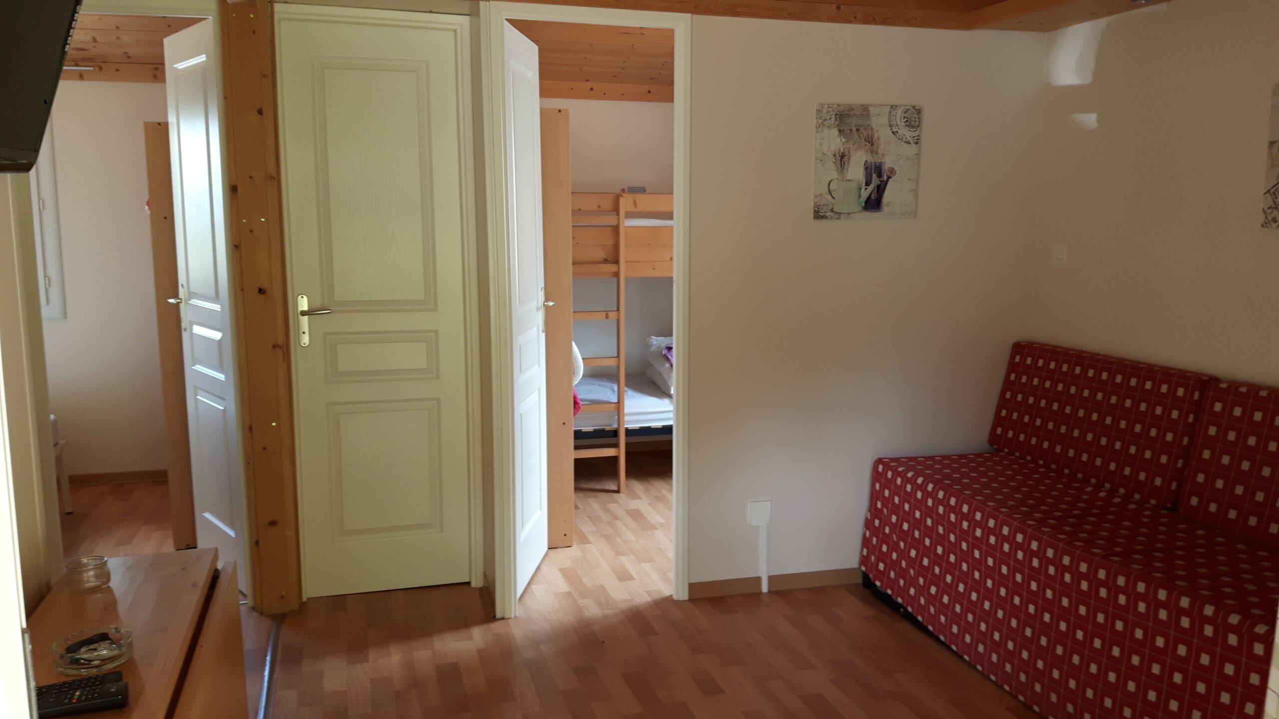 Vue sur les 2 chambres et le salon d'un chalet du parc résidentiel de loisirs Les Hauts de Baldy au Cap d'Agde