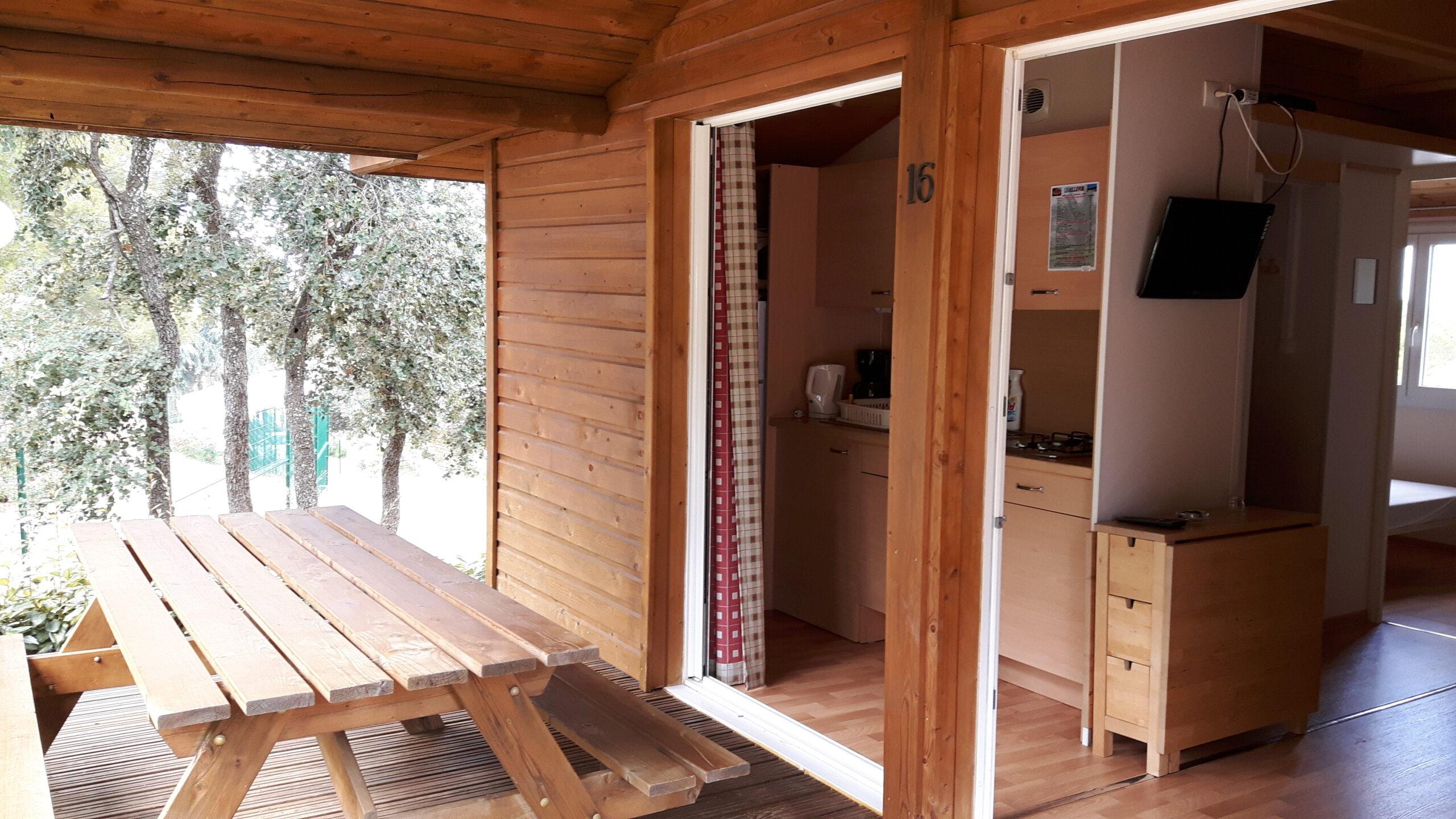 Terrasse et intérieur d'un chalet du parc résidentiel de loisirs Les Hauts de Baldy au Cap d'Agde