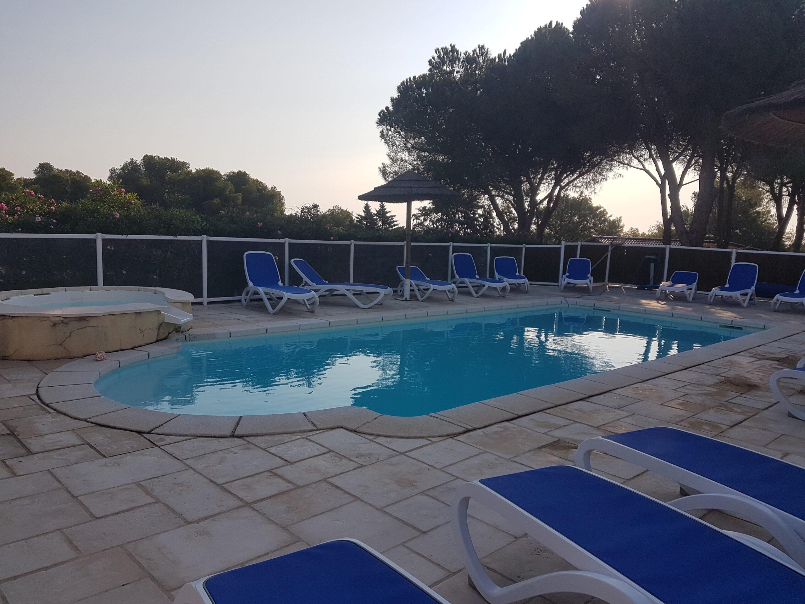 Piscine chauffée des Hauts de Baldy, parc résidentiel de loisirs au Cap d'Agde