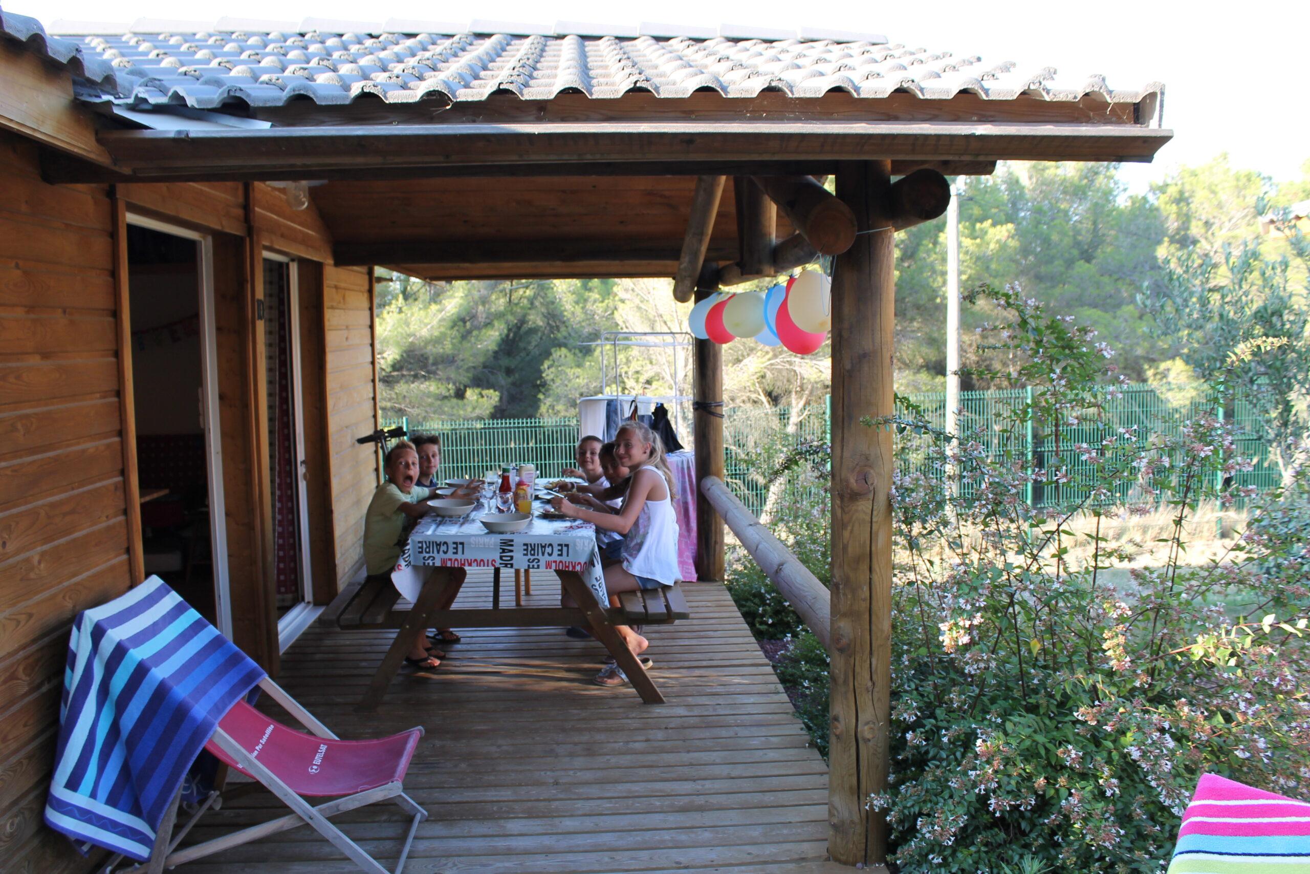 Terrasse d'un chalet du parc résidentiel de loisirs Les Hauts de Baldy au Cap d'Agde