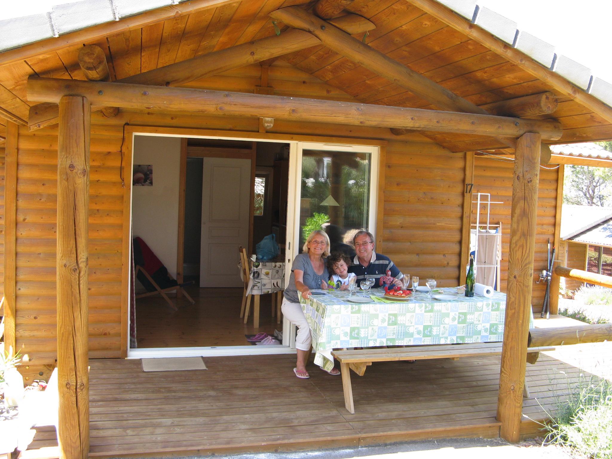 Terrasse d'un chalet du parc résidentiel de loisirs Les Hauts de Baldy au Cap d'Agde