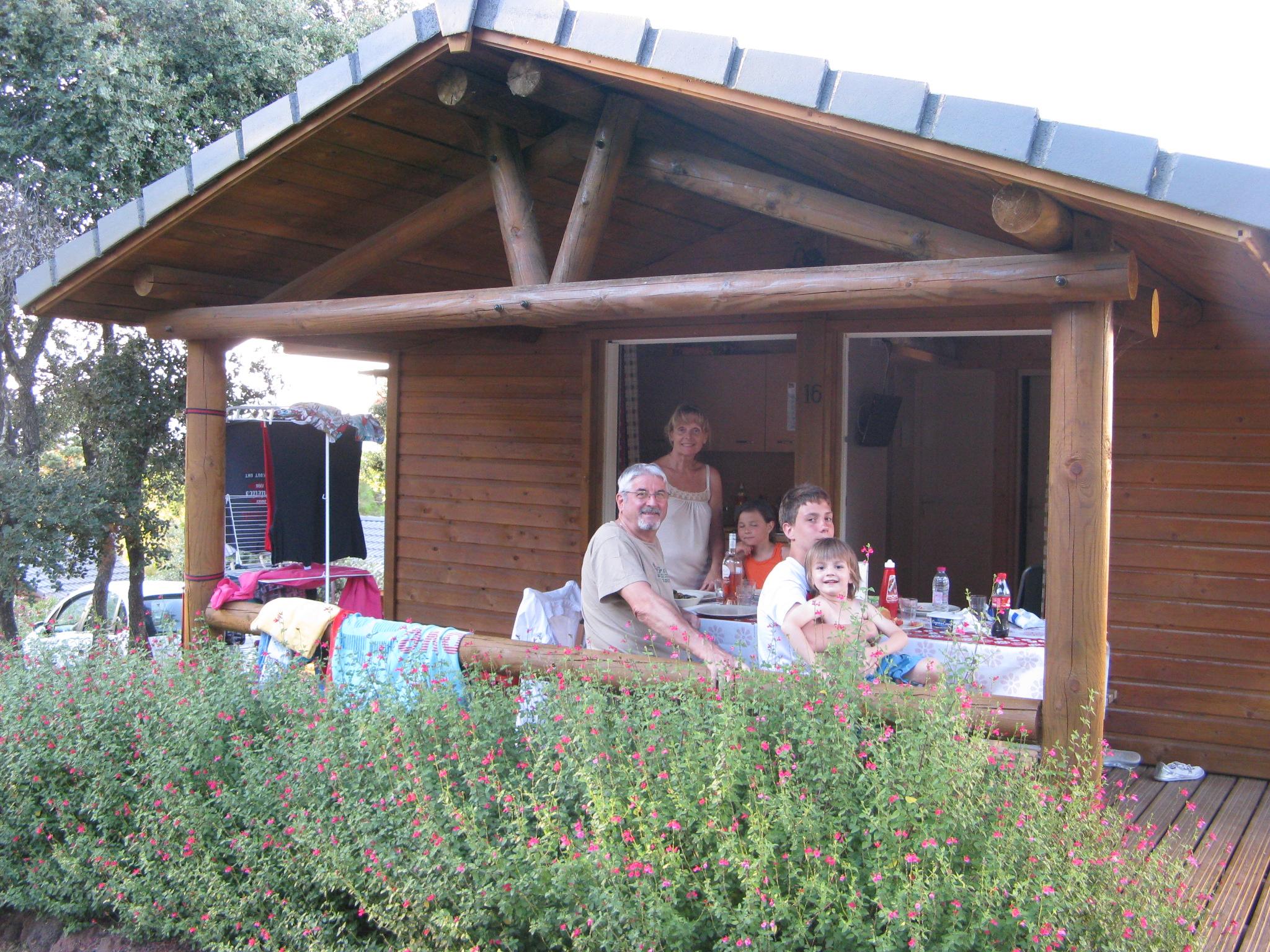 Terrasse d'un chalet du parc résidentiel de loisirs Les Hauts de Baldy au Cap d'Agde